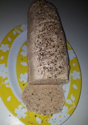 Una foto de Pan casero con harina integral y semillas