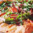 Pizza de jamón y rúcula
