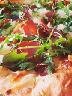 Una foto de Pizza de jamón y rúcula