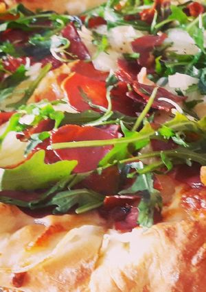 Una foto de Pizza de jamón y rúcula
