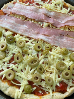 Una foto de Pizza con gustos 🍕. (masa con levadura)