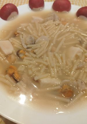Una foto de Sopa con preparado de marisco y pasta a tu gusto