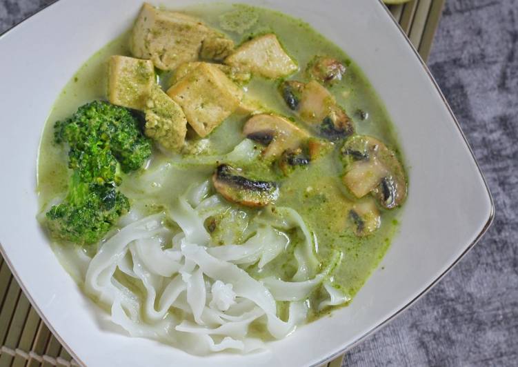 Tofu and Mushrooms Green Curry (Vegan)