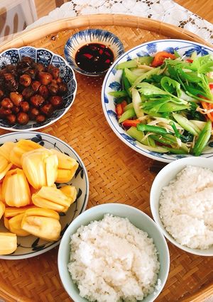 Hình của món Cơm chay “Nấm rơm kho tộCần Tây xào nấm kim chi.