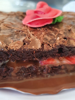 Una foto de ⚘❀ Postre torta express - brownie con 🍓🍰