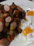 Pyttipanna, Fritada de salchichas y demás