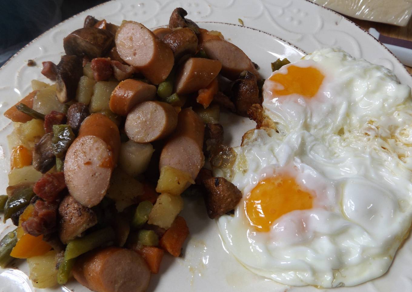 Pyttipanna, Fritada de salchichas y demás