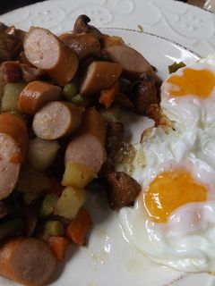 Una foto de Pyttipanna, Fritada de salchichas y demás