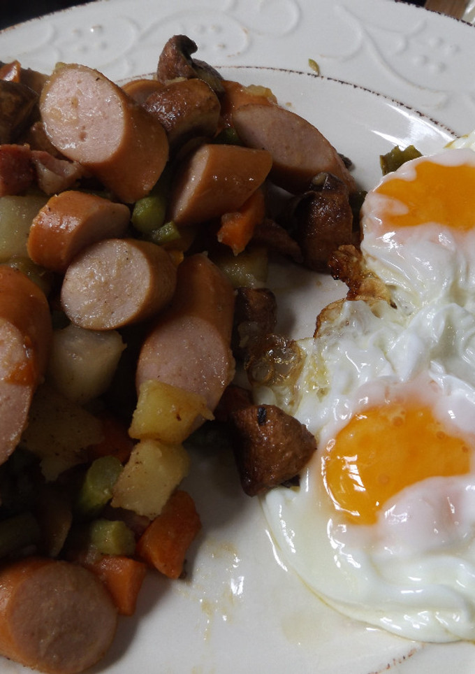 Una foto de Pyttipanna, Fritada de salchichas y demás