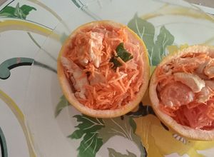 Una foto de Pomelos rellenos con ensalada de pollo