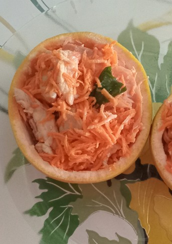 Una foto de Pomelos rellenos con ensalada de pollo