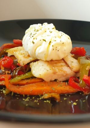 Foto principal de Merluza con verduras al wok y huevo flor