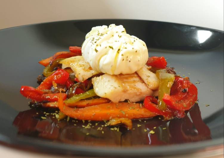 Merluza con verduras al wok y huevo flor