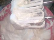Una foto de merengue italiano con azúcar impalpable