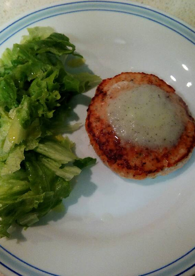 Una foto de Hamburguesa de Salmón con salsa de pepino