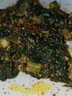 Una foto de Revuelto de espinacas y verduras con gambas