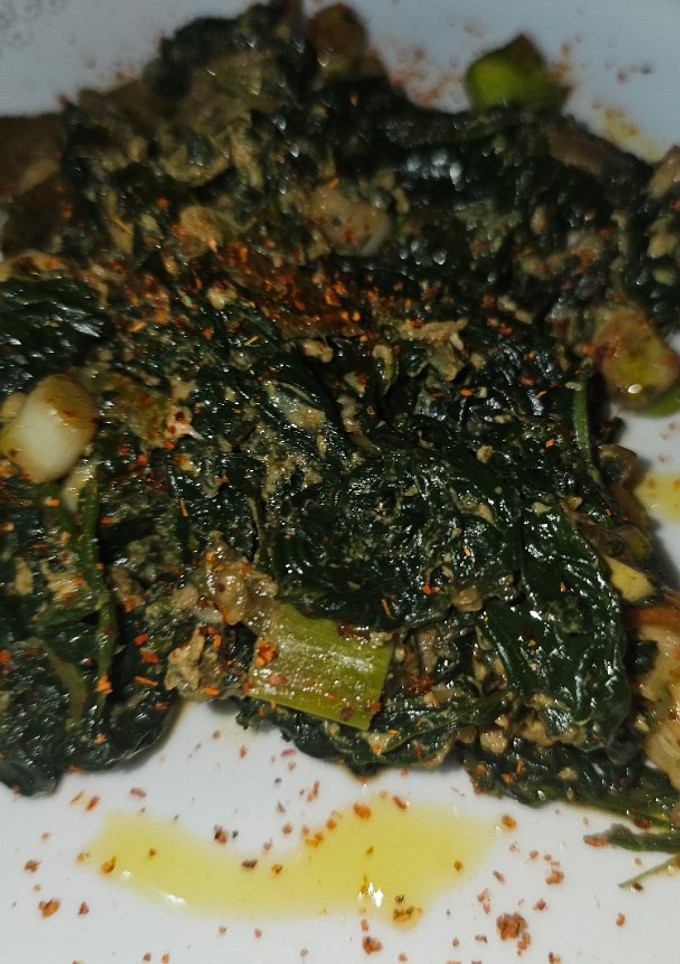 Una foto de Revuelto de espinacas y verduras con gambas