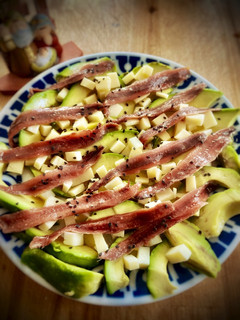 Una foto de Entrante de aguacate casero con anchoas de Santoña y queso de cabra