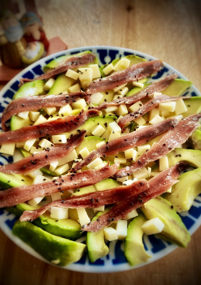 Una foto de Entrante de aguacate casero con anchoas de Santoña y queso de cabra