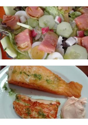 Una foto de Salmon fresco con ensalada fresca
