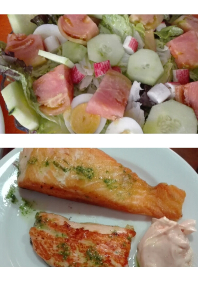 Una foto de Salmon fresco con ensalada fresca
