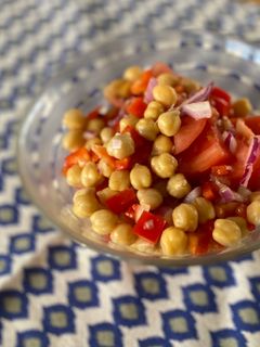 Una foto de Ensalada de garbanzos rápida y fácil