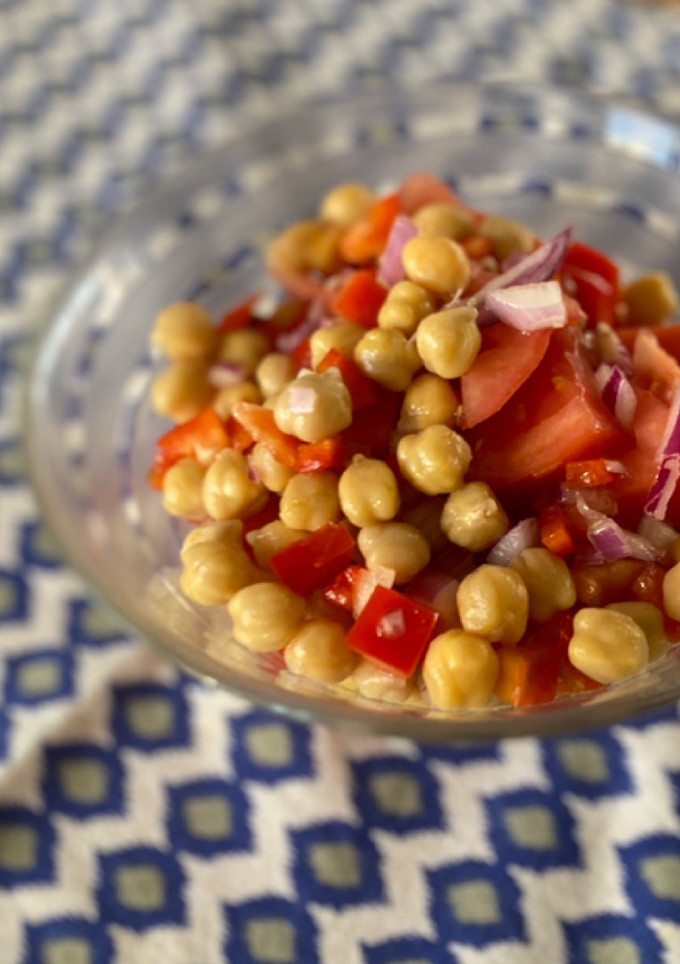 Una foto de Ensalada de garbanzos rápida y fácil