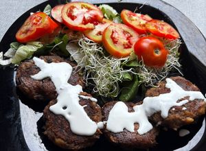 Una foto de 🧀 Tortitas Fit de Plátano Macho Rellenas de Atún y Queso