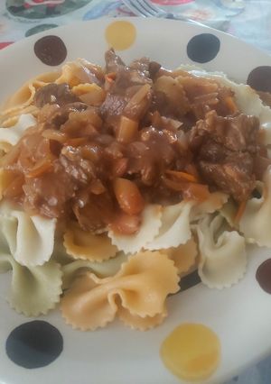 Una foto de Salsa de carne y piñones
