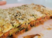 Una foto de lasagna de verdura
