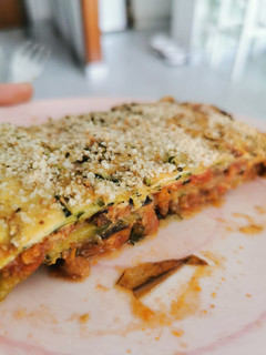 Una foto de Lasaña de calabacín rellena de boloñesa con verduras