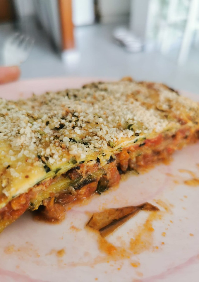 Una foto de Lasaña de calabacín rellena de boloñesa con verduras