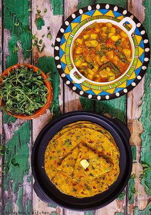 A picture of Methi Parathas.