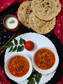 સેવ ટામેટા નું શાક (Sev Tameta Shak Recipe In Gujarati) રેસીપી મુખ્ય ફોટો