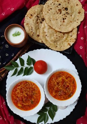 સેવ ટામેટા નું શાક (Sev Tameta Shak Recipe In Gujarati) રેસીપી મુખ્ય ફોટો