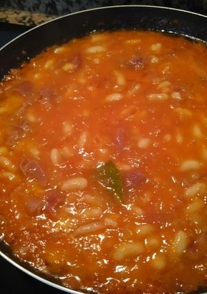 Una foto de Alubias con tomate