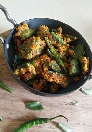 भरवा भिंडी (Bharva bhindi recipe in Hindi) रेसिपी मुख्य फोटो