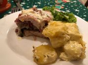Una foto de pechuga de pavo rellena con vegetales