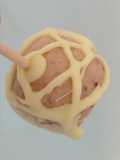 Una foto de Cake pops 🍡 de fresa con chocolate blanco