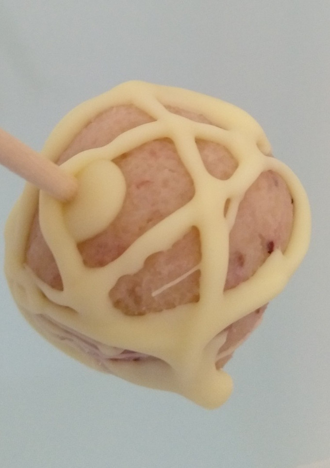 Una foto de Cake pops 🍡 de fresa con chocolate blanco