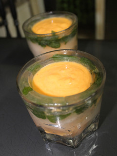 Una foto de Gazpacho en cubito de menta