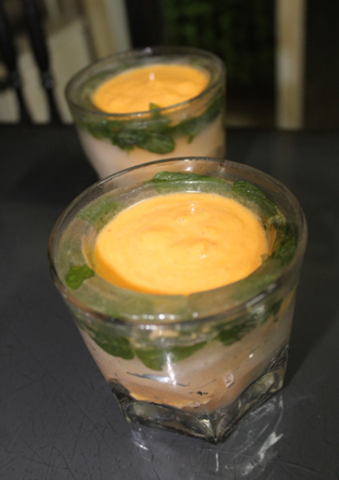 Una foto de Gazpacho en cubito de menta