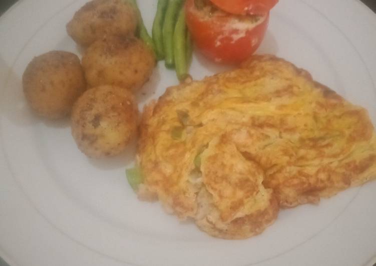 Bagaimana Menyiapkan Omelet tuna with baked potatoes, Bisa Manjain Lidah