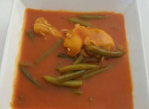 Una foto de Mole de olla con pollo y ejotes