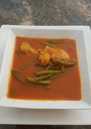 Una foto de Mole de olla con pollo y ejotes