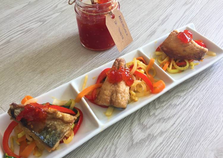 Caballa con tallarines de verduras y mermelada de tomate