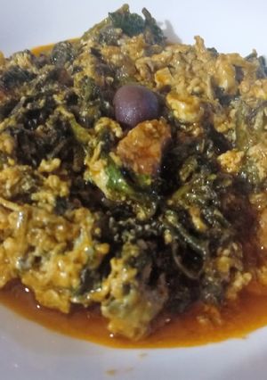 صورة لوصفة سبانخ (سلق) بالصوص الحمراء