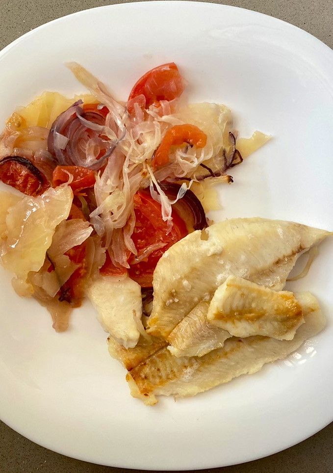Una foto de Merluza al horno con patata 🐟🥔