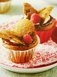 Una foto de Cupcakes rellenos de mermelada de frambuesa