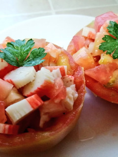 Una foto de Tomates rellenos con palitos de cangrejo y gambas